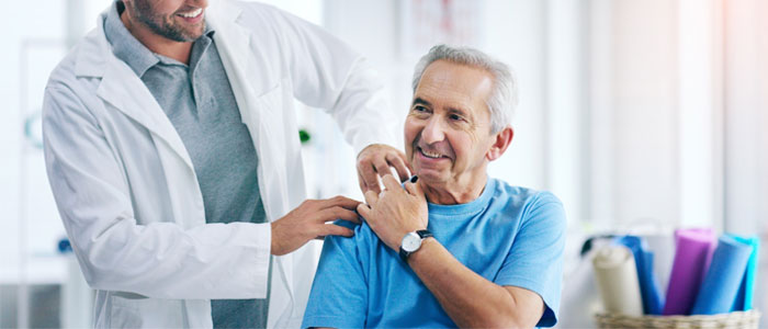 chiropractor treating shoulder pain